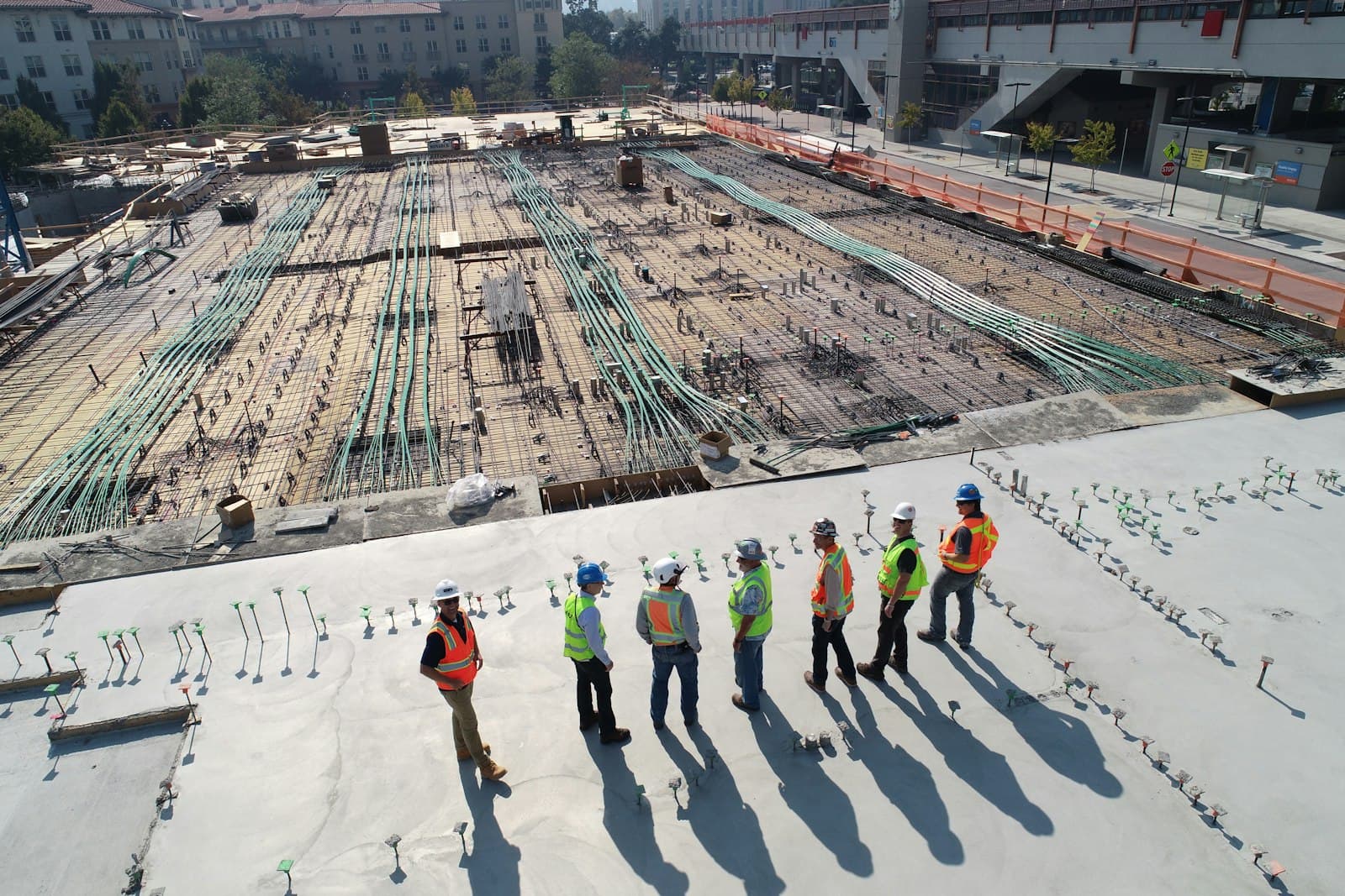 Baustelle einer schlüsselfertigen Halle mit Kränen, Foto