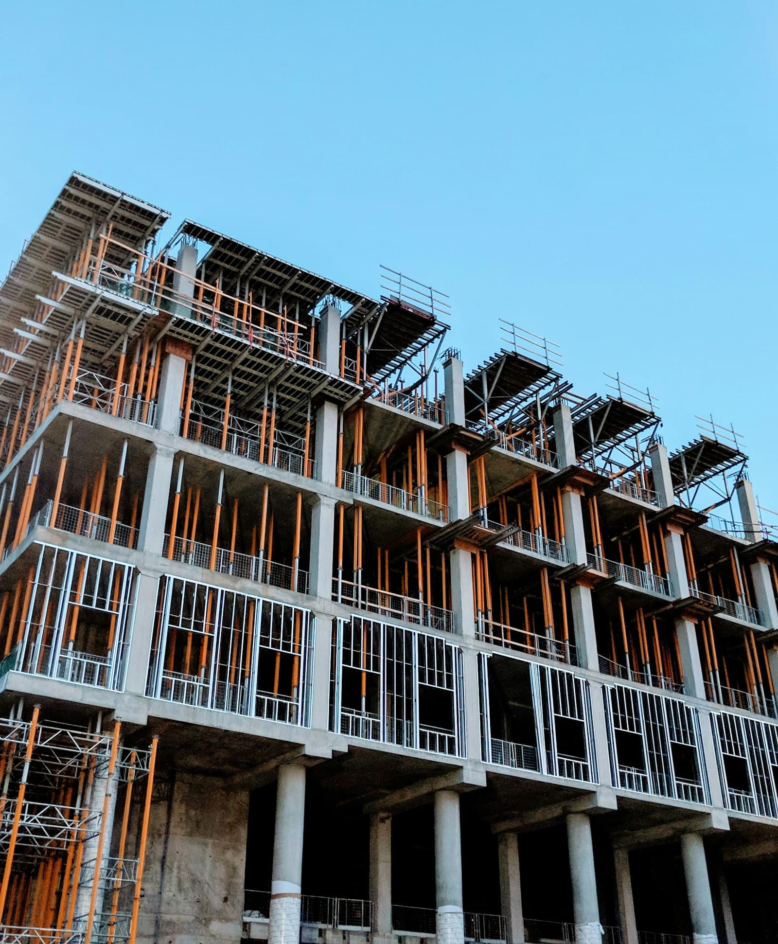 Neuer Dachstuhl aus Holz im Rohbau, Zimmererarbeiten auf einer Baustelle