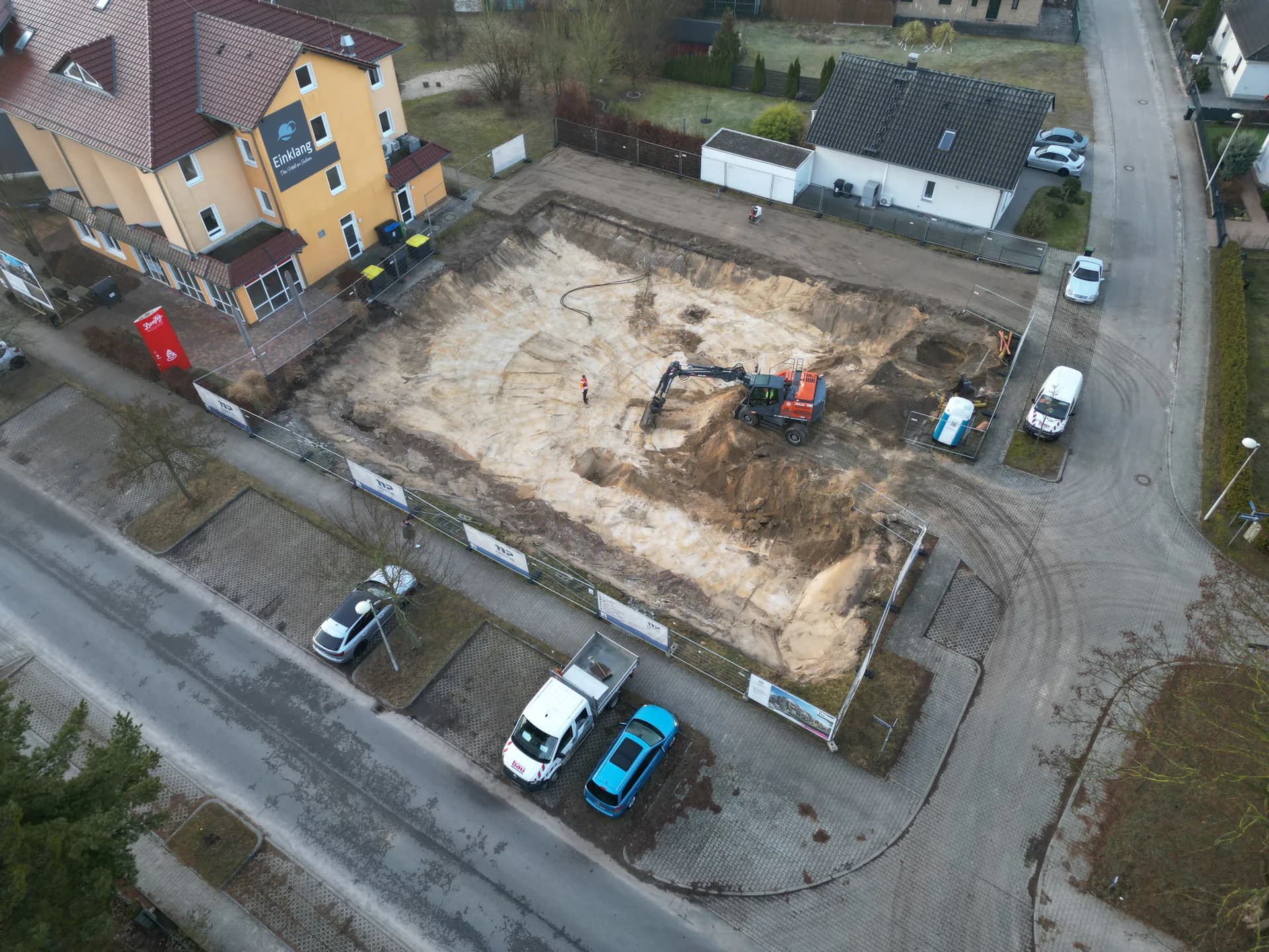 Baugrube mit Bagger zu Beginn der Erdarbeiten für AVAMAR Scharmützelsee