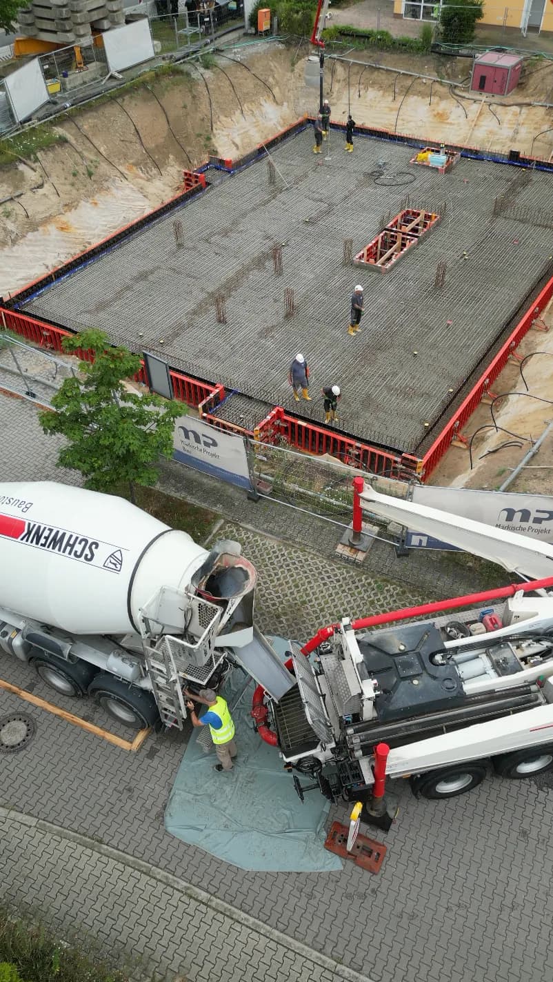 Bewehrte Bodenplatte mit Schalung und Betonpumpe