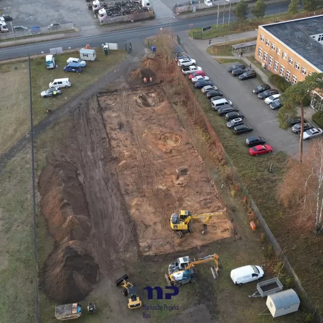 In Ludwigsfelde haben wir begonnen im Auftrag der Firma @elektro_zentrum einen zweigeschossigen Gewerbebau zu errichten. Als MP führen wir dort die Erdbau- und Rohbauarbeiten aus.