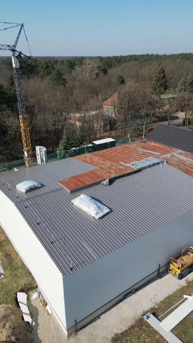 Wir sind aktuell mitten in der Hallensanierung für die LWG Cottbus! Es wird geschraubt, verlegt und modernisiert, damit in der Lausitz auch weiterhin alles im Fluss bleibt. #maerkischeprojekt #cottbus#lwgcottbus#generalunternehmer#sanirung