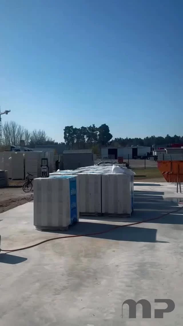 Wir haben die Bodenplatten betoniert und sind dabei, das Mauerwerk des Erdgeschosses fertig zustellen. Danach folgen die Stützen, Unterzüge und Ringbalken in Stahlbeton. #maerkischeprojekt #generalunternehmer #bau