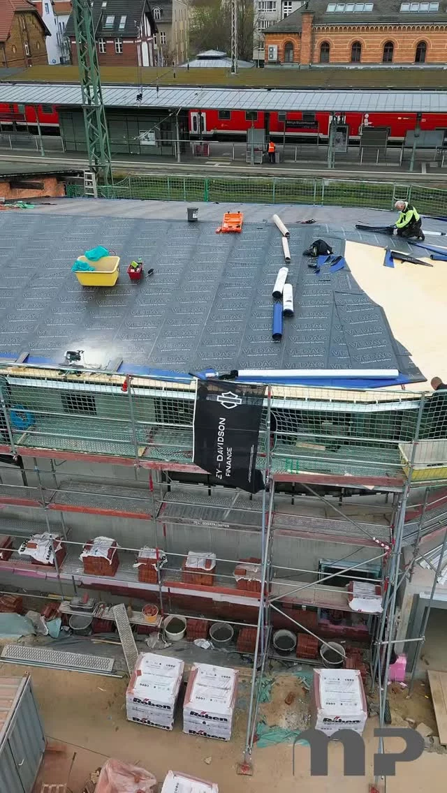 @harleystationkw Update: Die Fenster sind drin und das Dach wurde zum Teil fertiggestellt.#maerkischeprojekt #generalunternehmer #bau #harleystation #harleydavidson