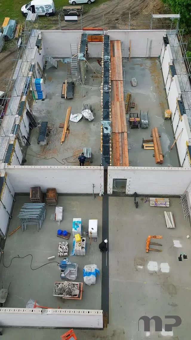 @elektro_zentrum Update:🏗️ Der Rohbau schreitet zügig voran! Heute haben wir die Fertigteiltreppen geliefert bekommen und gleich eingebaut. 🚪✨ Bleibt dran für weitere Updates! #Rohbau #Fertigteiltreppen #Baufortschritt #hausbau#generalunternehmer