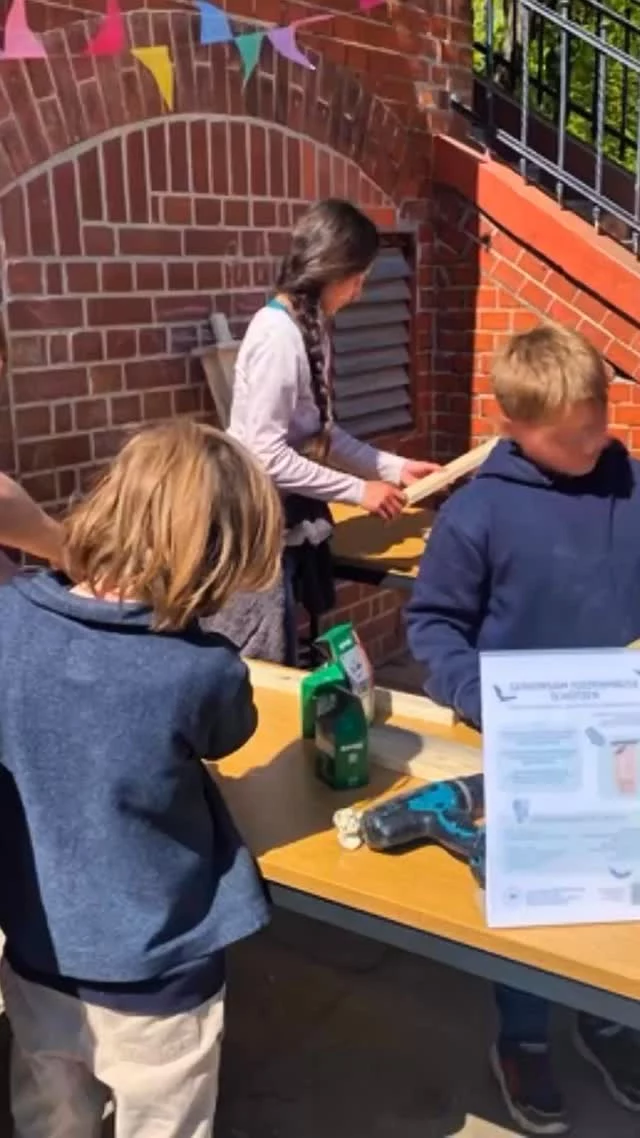 🌳🦇 An unserer Waldorfschule in Wildau startete ein Naturprojekt: die Fledermaus-Patenschaftsaktion! Beim Frühlingsfest am 25. April bauten die Schüler Fledermauskästen, die anschließend in der Umgebung aufgehängt wurden. So schufen sie neue Lebensräume für diese wichtigen Tiere. Wir waren stolz, dieses Projekt zu sponsern und Naturschutz direkt vor unserer Haustür zu erleben! #FledermausPatenschaft #Naturschutz #WaldorfschuleWildau