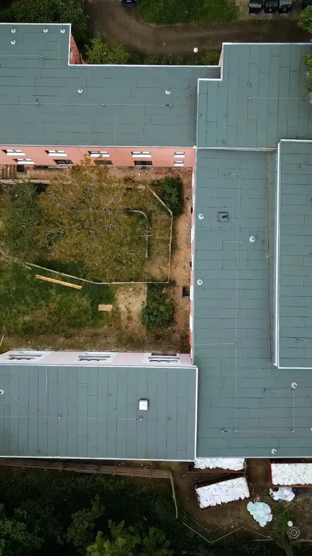 Für den BWB-Förderbereich in Steglitz hatten wir eigentlich „nur“ den Plan, die Basis zu schaffen: Abbruch, Erdbau und Rohbau. Doch Qualität spricht sich eben herum – oder besser gesagt, man sieht sie! 😉

Weil unser Kunde von unserer Arbeit so begeistert war, gab es direkt den Nachschlag. Aus Rohbau wurde:
🔹 Putzarbeiten & WDVS
🔹 Schlosserarbeiten
🔹 Dacheindeckung

Und weil aller guten Dinge drei sind, machen wir die Baustelle jetzt komplett rundum glücklich: Der Bauherr hat uns brandneu auch mit den Außenanlagen inkl. Rohrleitungsbau beauftragt! 🌳🛠️ Damit starten wir schon in Kürze.

Vom ersten Spatenstich bis zum finalen Grün – wir liefern alles aus einer Hand. Danke für das Vertrauen! 🤝

👉 Was steht bei euch gerade an? Schreibt es uns in die Kommentare!

#Baustelle #WorkInProgress #BerlinBaut #HandwerkerStolz #VomRohbauZumAussenbereich BWBSteglitz