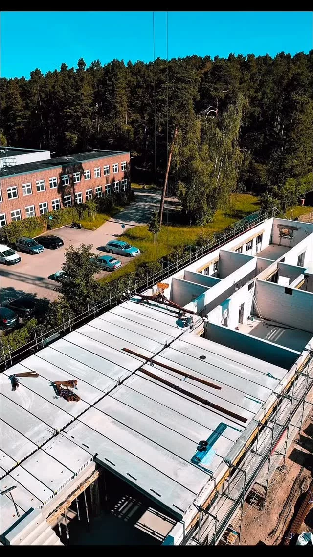 🏗️ Es geht hoch hinaus in Ludwigsfelde!

Auf unserer Baustelle für die Firma Elektro Zentrum läuft alles nach Plan. Nachdem die Betonage der Stützen und Riegel erfolgreich abgeschlossen ist, sind wir aktuell mitten im nächsten großen Schritt: Das Verlegen der massiven Spannbetonhohldielendecken läuft auf Hochtouren! 🔨💪

Sobald die Decken fertig vergossen sind, starten wir direkt mit den Mauerwerksarbeiten im Obergeschoss. Das Projekt nimmt Form an!
Großen Respekt an unsere Kolleginnen und Kollegen vor Ort, die jeden Tag anpacken! 🏗️❤️
Stay tuned für weitere Updates von der Baustelle! 🛠️✨

#baustelle #rohbau #ludwigsfelde #spannbetondecke #handwerk