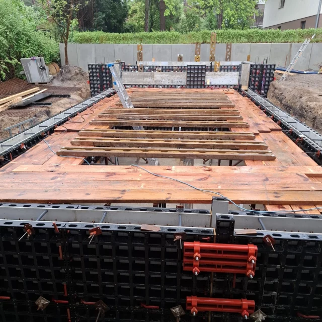 🏗️ Auch kleine Projekte brauchen große Präzision! 💪

In Wildau wurden wir mit der Betonage eines neuen Pools in den Maßen 10 m x 5 m beauftragt – komplett in Stahlbeton ausgeführt.

Dieses Projekt zeigt einmal mehr, dass auch vermeintlich „kleinere“ Bauteile eine sorgfältige Planung, professionelle Vorbereitung und eine reibungslose Koordination aller Beteiligten erfordern, um ein hochwertiges Ergebnis zu erzielen.

✅ Die Betonage ist erfolgreich abgeschlossen.
✅ Der Pool wurde bereits ausgeschalt.
✅ Die nachfolgenden Gewerke können nun ihre Arbeiten aufnehmen.

Wir bedanken uns bei allen Beteiligten für die gute Zusammenarbeit und freuen uns auf den weiteren Baufortschritt!

#stahlbeton #betonbau #poolbau #baustelle #bauprojekt #wildau #ingenieurbau #handwerk #bauunternehmen #teamwork #qualitätambau #betonage