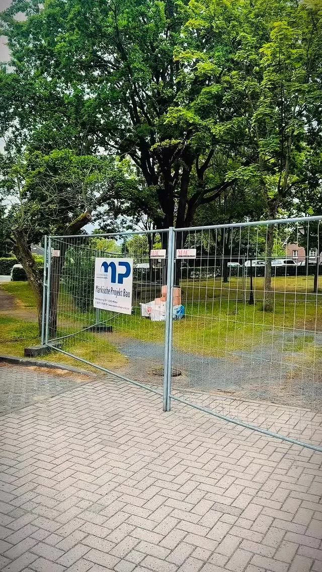 🏗️ Baufortschritt in Wildau 🏗️

Für die WSG in Wildau verwandeln wir als Generalunternehmer die ehemalige Cafeteria Schritt für Schritt in eine moderne Tagespflegeeinrichtung.

Aktuell konnten bereits wichtige Bauabschnitte erfolgreich abgeschlossen werden:

✔️ Dacharbeiten inklusive Gründach fertiggestellt
✔️ Gebäude vollständig entkernt
✔️ Grundrissänderungen im Rohbau umgesetzt
🔨 Derzeit laufen die Arbeiten zur Abdichtung der Rohsohle

Neben diesen Leistungen übernehmen wir im Rahmen des Projekts auch den Einbau neuer Fenster und Türen, die Herstellung der Fassade sowie den kompletten Innenausbau.

Wir freuen uns über den sichtbaren Fortschritt und darauf, dieses wichtige Projekt für die zukünftigen Nutzer weiter voranzubringen.

📸 Weitere Eindrücke von der Baustelle folgen in den nächsten Wochen.

#Baufortschritt #Generalunternehmer #Wildau #Tagespflege #BauenImBestand