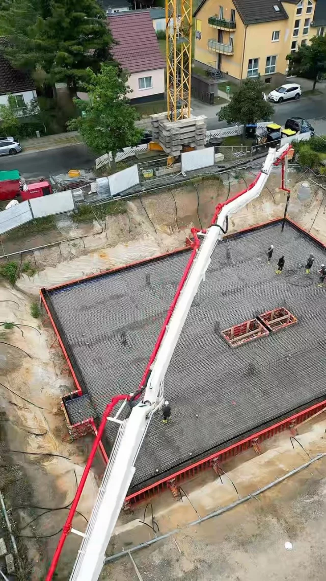 Meilenstein in Wendisch Rietz! 🏗️✨
Große Ereignisse werfen ihre Schatten voraus – oder in diesem Fall: jede Menge Beton und Stahl! Für unseren Neubau mit 21 modernen Ferienwohnungen haben wir erfolgreich die gigantische WU-Bodenplatte betoniert.
Hier mal ein paar beeindruckende Zahlen vom Bauplatz:
 • 📐 60 cm starke WU-Bodenplatte (wasserundurchlässig für maximale Qualität)
 • 🏗️ 52 Tonnen Stabstahl wurden bewegt und verlegt
 • 💪 Durchmesser von bis zu 20 mm beim Bewehrungsstahl
Damit steht das Fundament für ein großartiges neues Urlaubsdomizil direkt am Scharmützelsee. Ein riesiges Dankeschön an das gesamte Team für den schweißtreibenden und präzisen Einsatz! 🙌👷‍♂️👷‍♀️
Das Fundament steht – jetzt geht es steil nach oben! 🚀
#Bauvorhaben #WendischRietz #Neubau #Ferienwohnungen #Bodenplatte Betonieren BaustellenUpdate Ingenieurbau Stahlbeton Scharmützelsee Projektentwicklung Rohbau